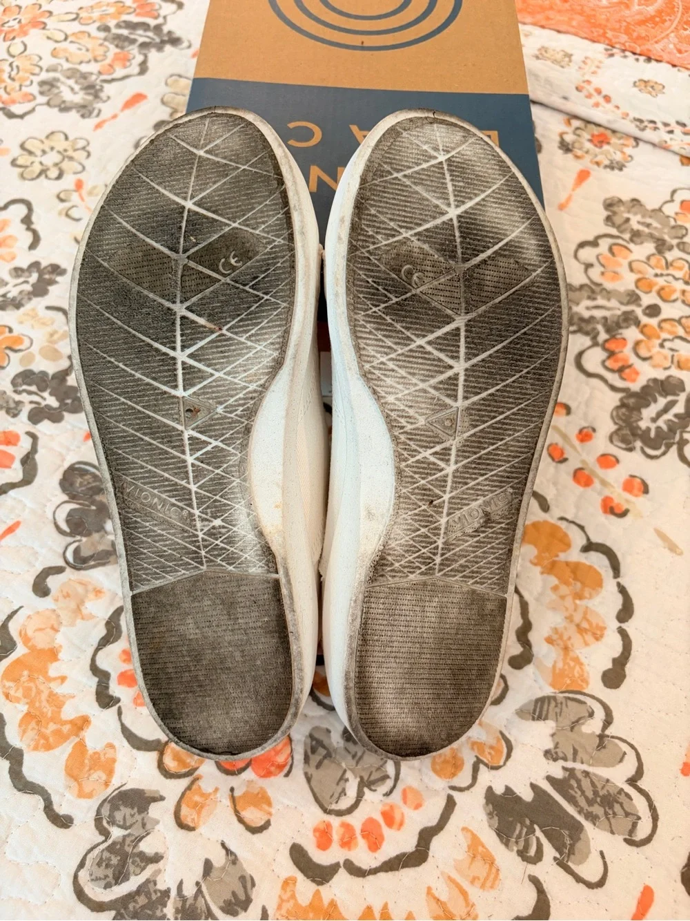 VIONIC PISMO CANVAS FRAYED BEACH SNEAKERS COLOR CREAM SIZE 6.5 GOOD CONDITION